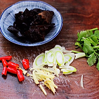 #带着美食去踏青#海虾木耳炒白菜的做法图解3