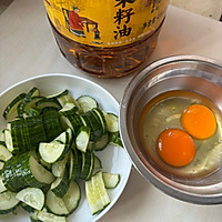 黄瓜炒鸡蛋的做法图解1