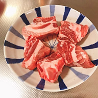 日式红烧排骨【スペアリブの醤油煮】的做法图解1