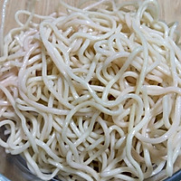 香肠炒面（火腿肠）的做法图解1