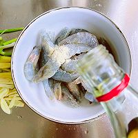 #冬季滋补花样吃法#咸蛋黄焗虾的做法图解3