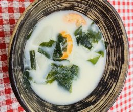 大虾豆渣裙带山药汤的做法