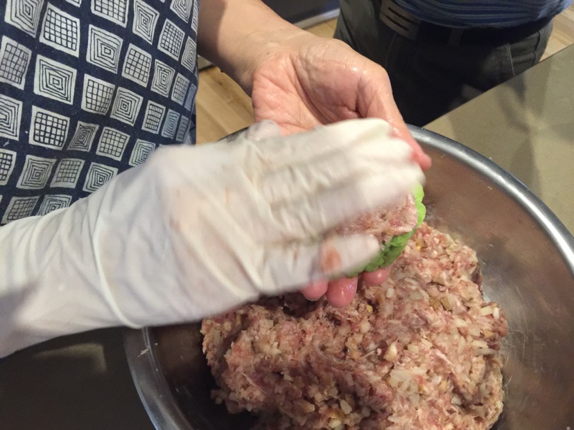 苦瓜酿肉和狮子头的做法图解3