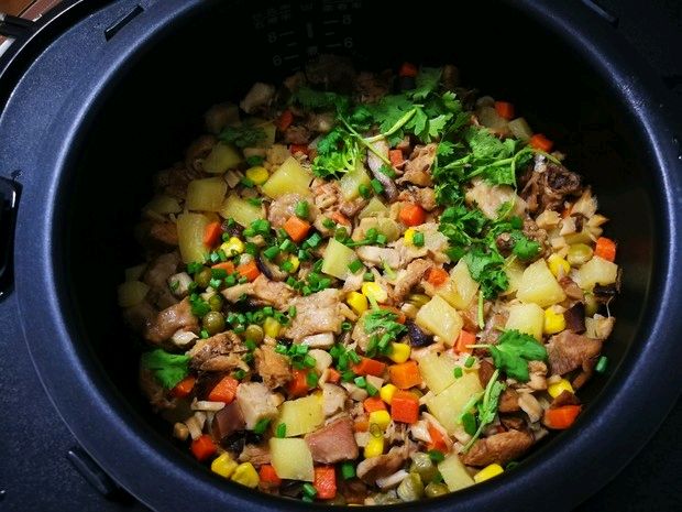 电饭煲-鸡肉香菇土豆芋头杂锦菜的做法