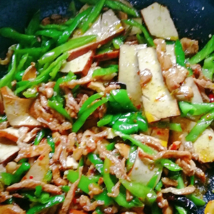 青椒炒肉丝（豆腐干）的做法