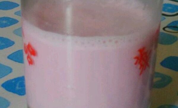 血桃酸奶奶昔的做法