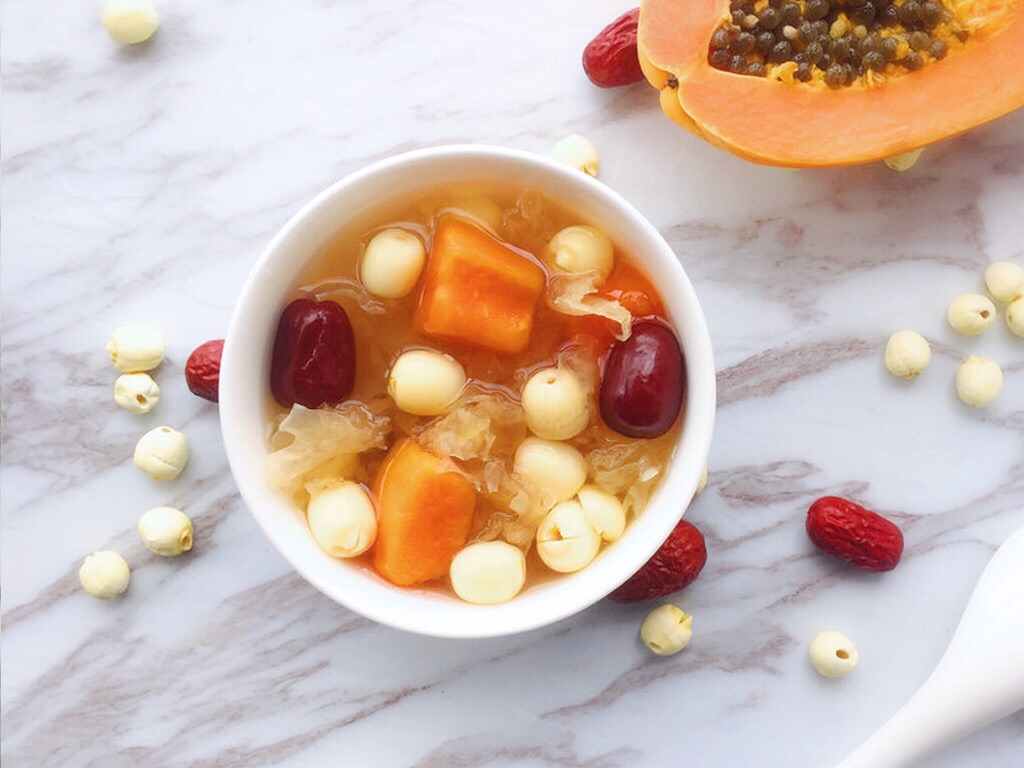 Beauty and beauty [papaya, tremella and lotus seed soup]