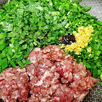 鲜嫩多汁～韭菜猪肉蒸饺的做法图解3