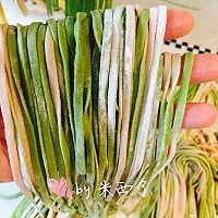 蔬菜汁双色面条的做法图解6