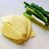 口味独特，色泽红亮，肥而不腻：回锅肉的做法图解2