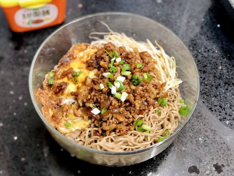 肉酱豆芽捞荞麦面的做法