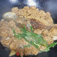 家常大黄鱼炖豆泡的做法图解6