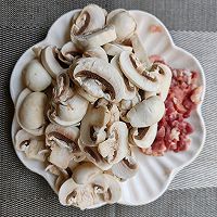 #给年味整点鲜的#小蘑菇炒肉片的做法图解3