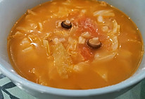 番茄甘蓝蟹味菇汤的做法