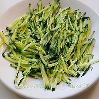 酸辣红油面皮瓜的做法图解2