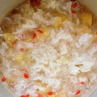 苹果枸杞银耳汤的做法图解3