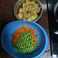 豌豆萝卜鸡肉焖饭的做法图解2