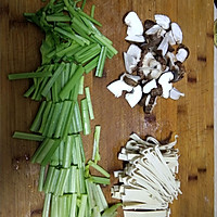 芹菜炒豆腐皮的做法图解2