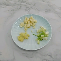 梅头肉烧萝卜的做法图解4