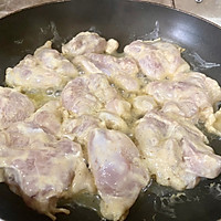 #中西结合还可以这么吃#杂蔬咖喱煎鸡肉块+土豆香肠沙拉的做法图解6