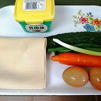#葱伴侣豆瓣酱能蘸善炒#蔬菜豆皮卷蘸鸡蛋酱的做法图解1