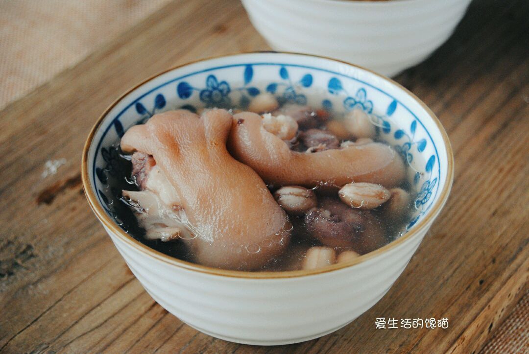 Peanut and pig's feet soup