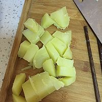 蒜香干煸土豆鸡翅的做法图解1