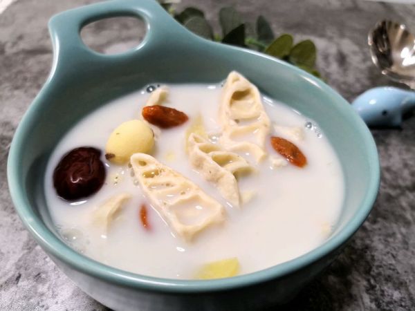 赤鱼胶莲子炖牛奶