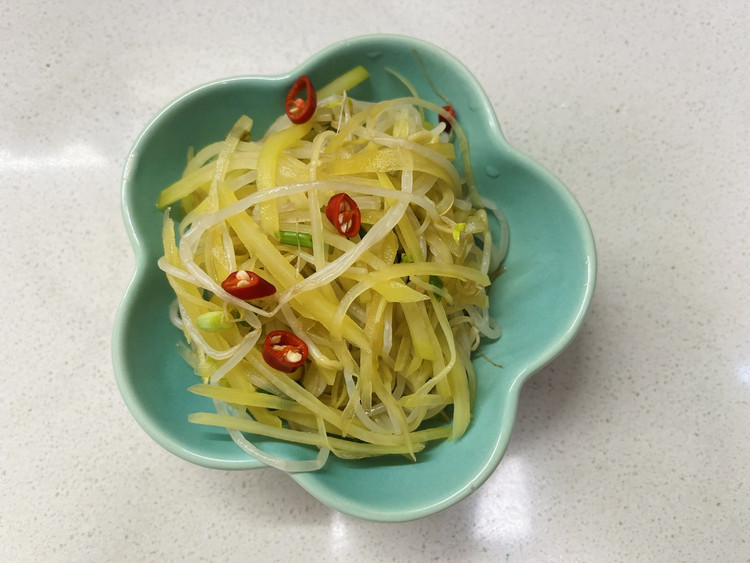 减脂版-土豆丝拌豆芽的做法