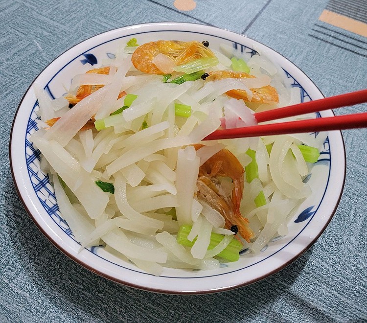 芹菜咸虾干炒萝卜丝的做法