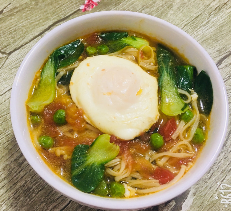 打不飞的太阳蛋油锅蔬菜面的做法