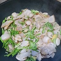 二月黎，三月蒿。来一盘炒腊肉吃得香飘飘的做法图解4