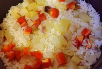 土豆红萝卜腊肉焖饭（懒人必备电饭锅煲仔饭）的做法