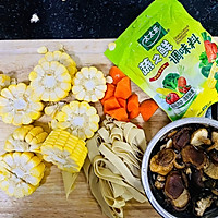 #做饭吧！亲爱的#鲜蔬玉米胡萝卜汤的做法图解1