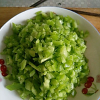 尖椒炒鸡蛋的做法图解1