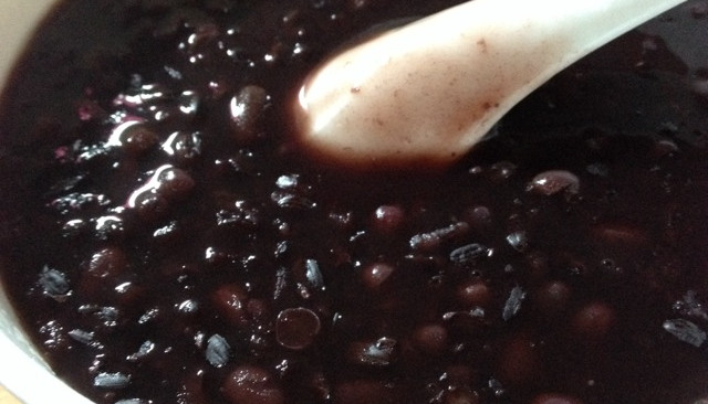 营养红豆黑米粥的做法
