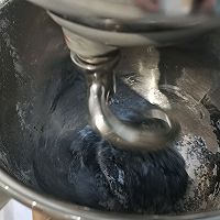 馅料满满墨鱼肠咸蛋黄肉松燕麦软欧包的做法图解3