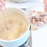 宝宝辅食微课堂  玉米排骨汤的做法图解4