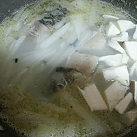 鲫鱼萝卜鲜菇汤的做法图解6