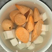 栗子红薯淮山猪骨汤的做法图解9
