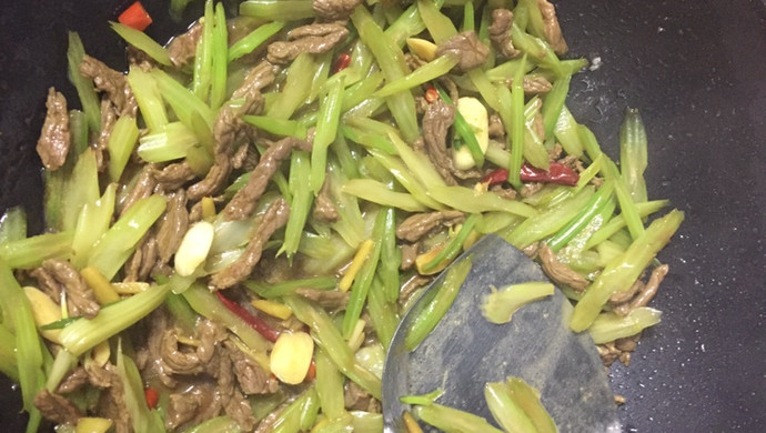牛肉炒香芹