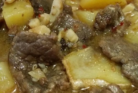 孜然牛肉外加土豆炖牛肉