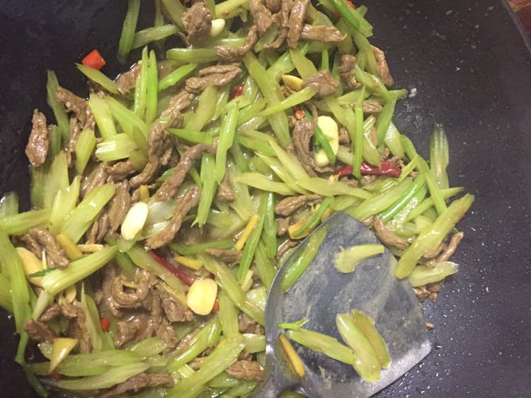 牛肉炒香芹的做法