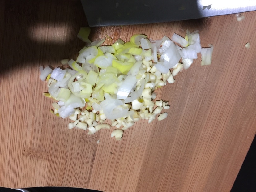 凉拌鸡丝豆芽紫菜的做法图解1