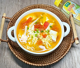 #测测你的夏日美食需求#减脂汤：鸡汁番茄菌菇豆腐汤，低脂营养的做法