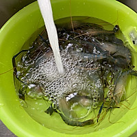 水煮螺丝虾的做法图解1
