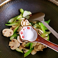 #我心中的冬日限定#蘑菇炒青菜，清新鲜美做法简单，全家都爱吃的做法图解8