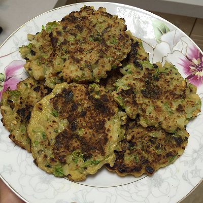 芹菜叶双菇鸡蛋米饭饼