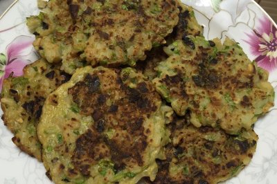芹菜叶双菇鸡蛋米饭饼