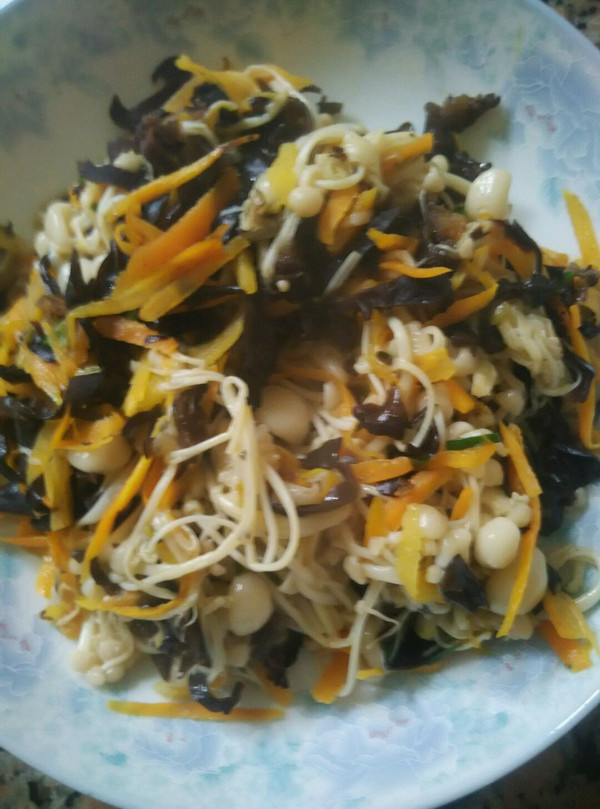 金针茹炒木耳